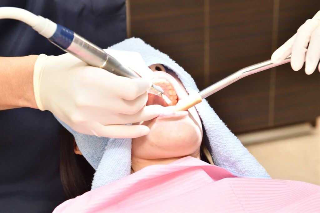 歯ぐきと歯のクリーニング処置の様子